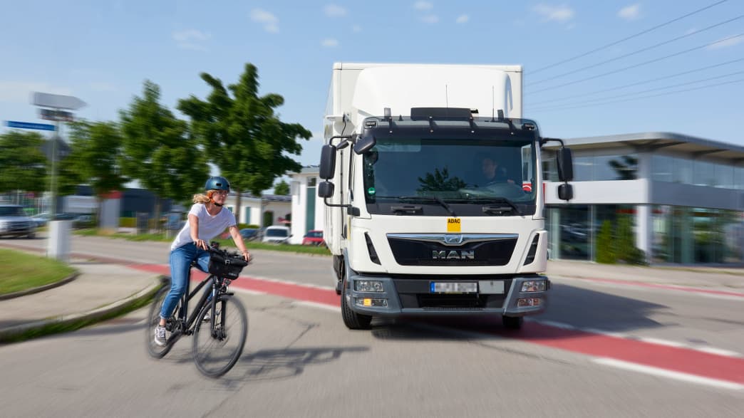 Fahrradfahrer und LKW beim Test zum LKW Abbiegeassistent
