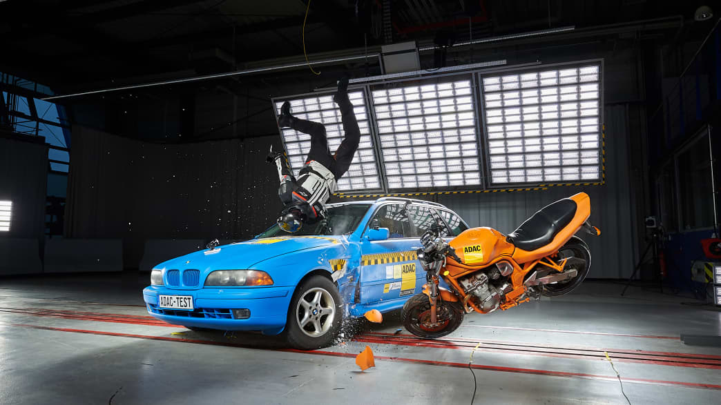 Crashtest Auto gegen Motorrad