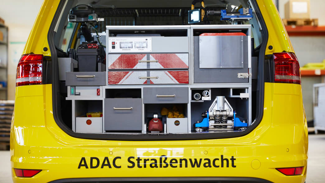 Ausrüstung im Kofferraum der ADAC Straßenwacht