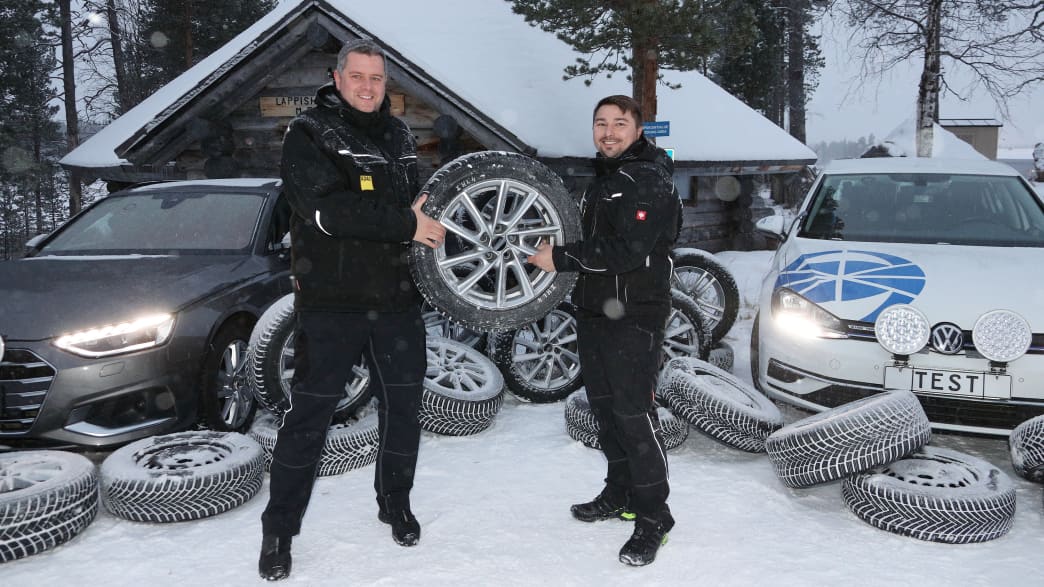 ADAC Tester beim Winterreifentest in Finnland