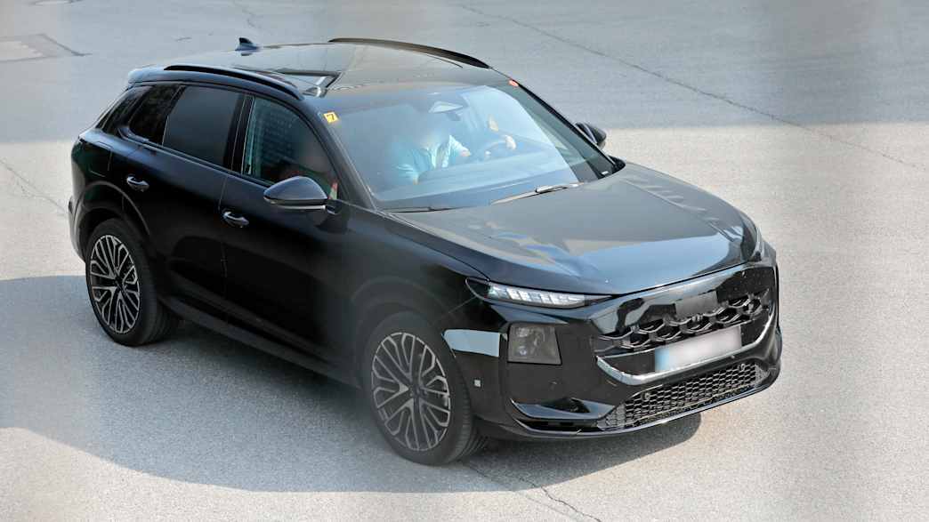 Front und Seitenansicht eines Audi Q3 Erlkönigs