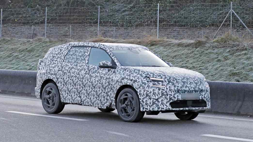 Front und Seitenansicht eines Erlkönigs des Citroen C5 Aircross