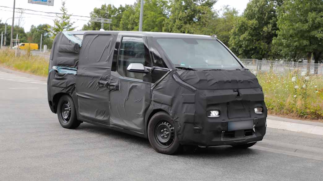 Front und Seitenansicht eines Erlkönigs des Kia PV5 Electric Van Prototyps