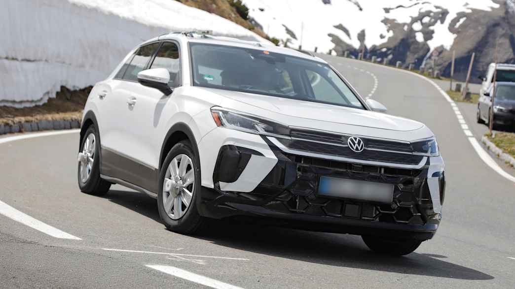 Front und Seitenansicht eines VW T-Roc Erlkoenig