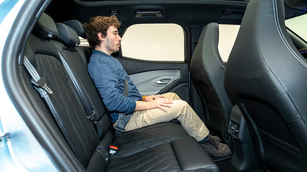 Der Redakteur Gabriel Kroher sitzt im neuen Ford Explorer CX