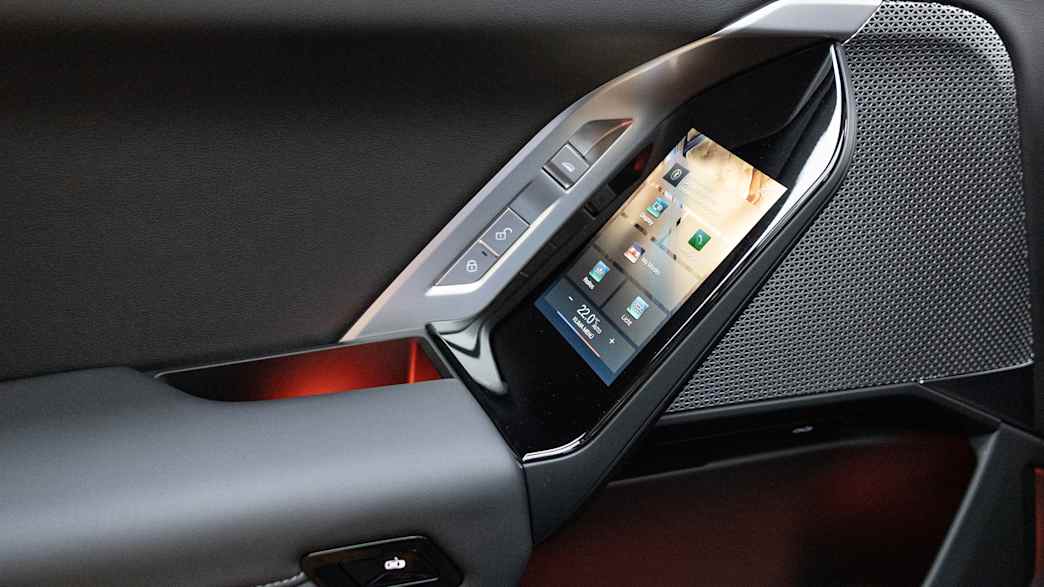 Display und Lautsprecher in der Tür des neuen BMW i7
