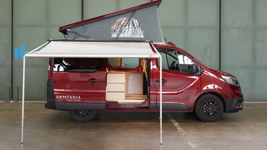 Seitenansicht des Kompanja mit aufgebautem Dachzelt