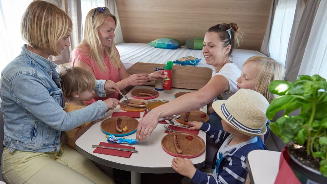 Familie beim Essen im LMC Sassino 470K