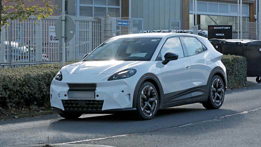 Front und Seitenansicht eines Cupra Raval Erlkönigs