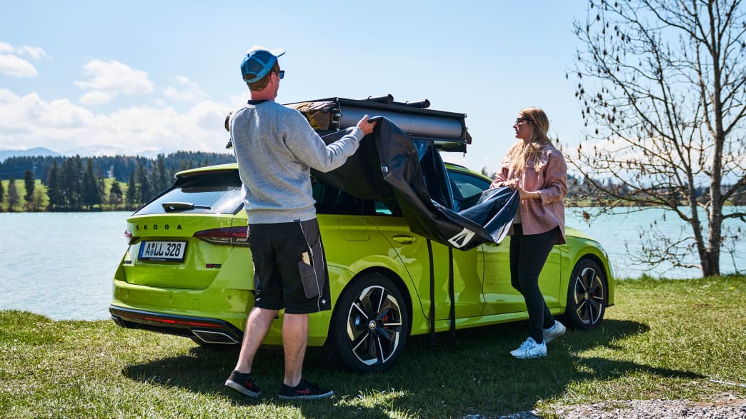 Junge Leute bauen das Dachzelt Vickywood: Big Willow 140 auf