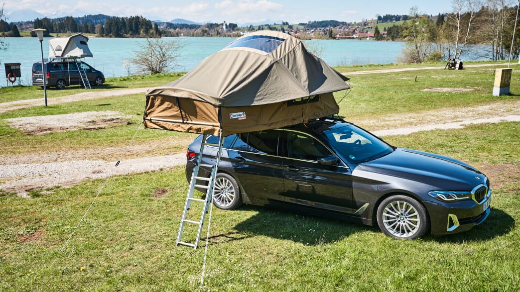 Das Dachzelt Nakatanenga: Roof Lodge Evolution 2 Extended auf einem Auto