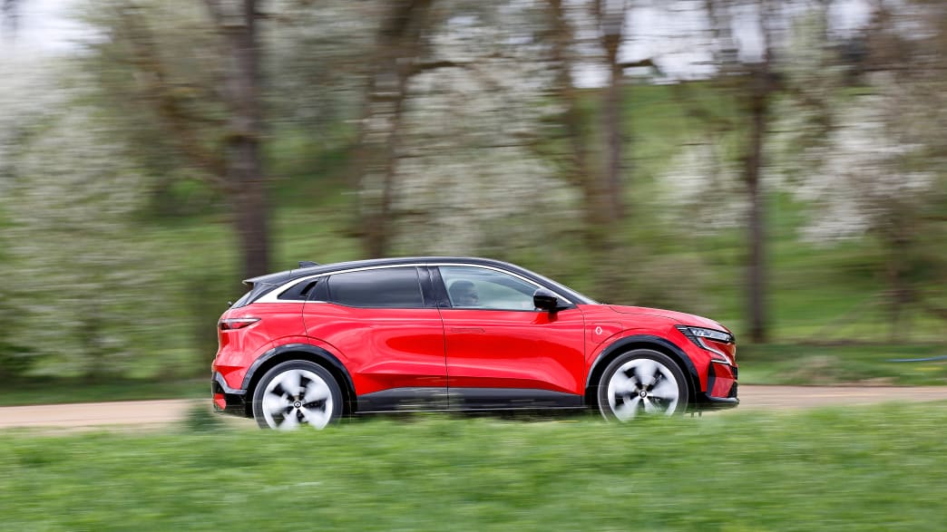 Aufnahme des Renault Megane E-Tech von der Seite