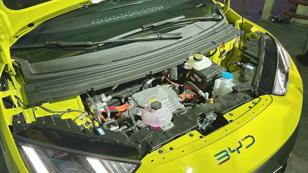 Aufnahmen unter die Motorhaube  des Dolphin Surf von BYD