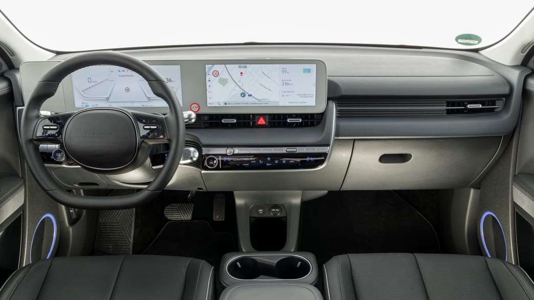 Elektro-SUV Hyundai Ionic 5 Cockpit mit Lenkrad, zwei Displays und Sitzen