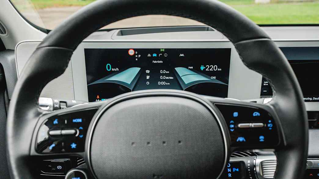 Das Lenkrad und Tachodisplay im Elektro-SUV Hyundai Ionic 5