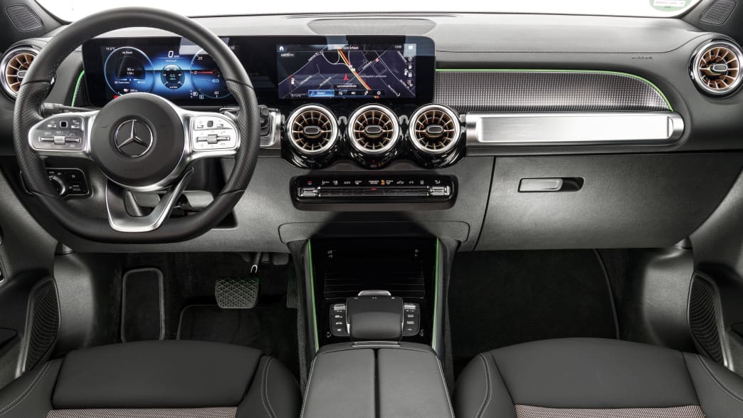 Das Cockpit mit Lenkrad und Sitzen Elektro-SUV Mercedes EQB