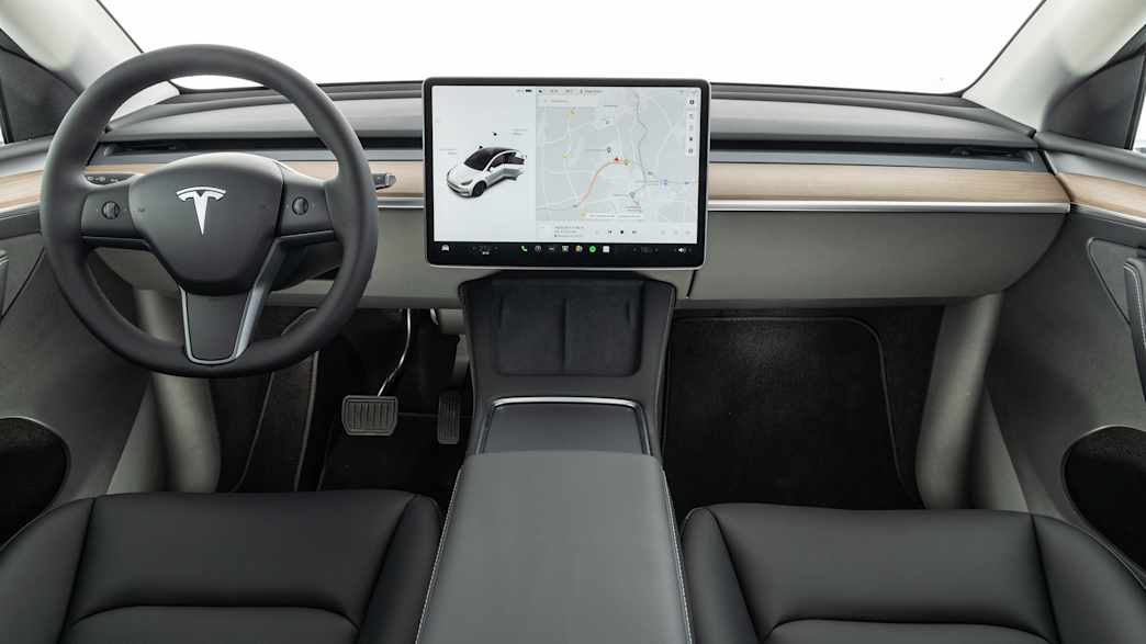 weisses Elektro-SUV Tesla Model Y