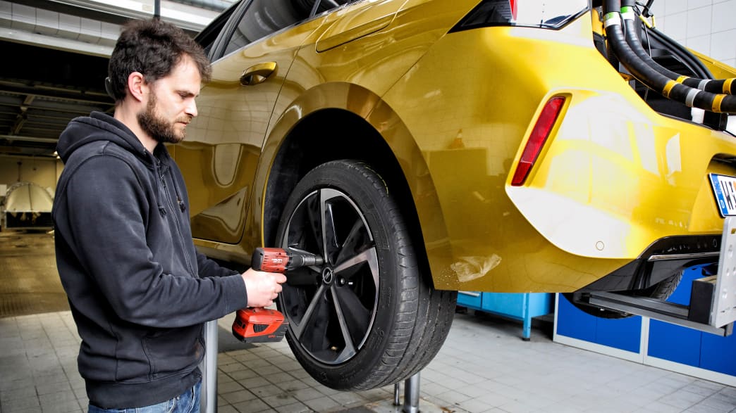 Beim Eco Test 2023 im ADAC Technik Zentrum Landsberg montiert ein Mitarbeiter Sommerreifen an einem Opel