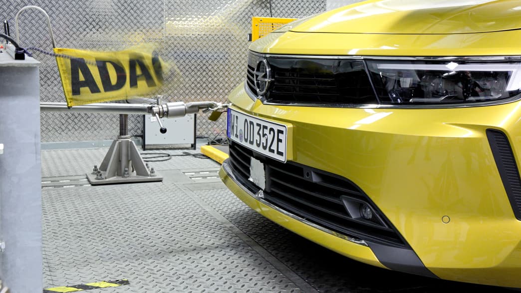 Eine ADAC Fahne weht im Wind des Windkanals beim Eco Test 2023 im ADAC Technik Zentrum Landsberg