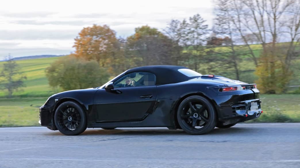 Seitenansicht eines fahrenden Porsche 718 Boxster