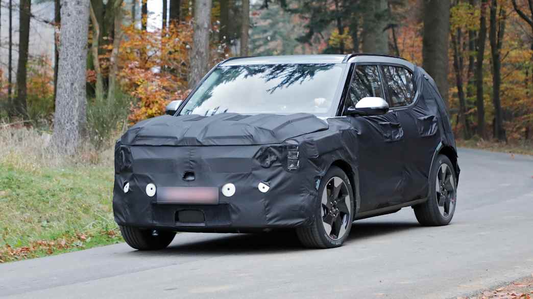 Frontansicht eines fahrenden Kia EV2 Erlkönigs