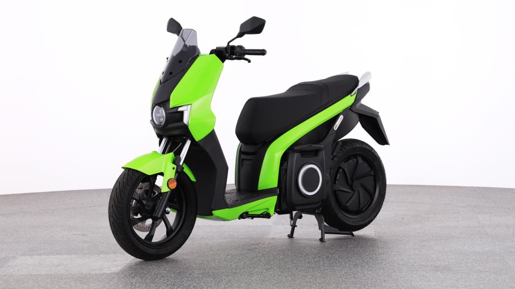 Der schwarz-grüne Roller Silence S01 beim Elektrorollertest, fotografiert im Studio