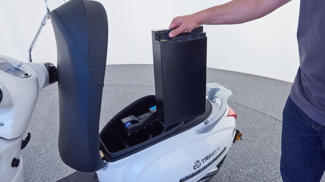 Der Akku unter dem Sitz des Elektroroller Trinity Uranus