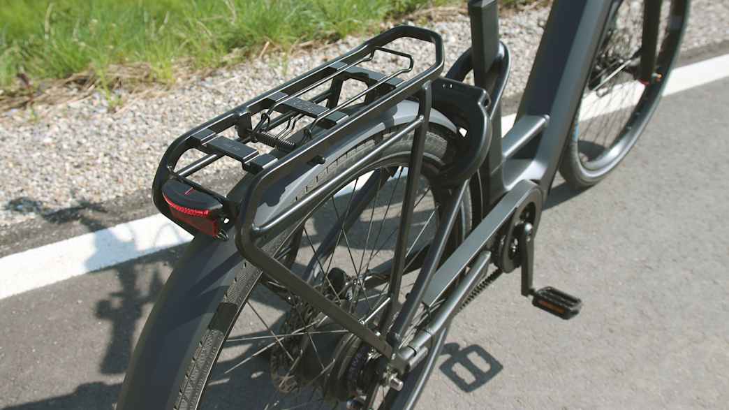 Ruckansicht auf den Gepäckträger des E-Bikes vo Kalkhoff