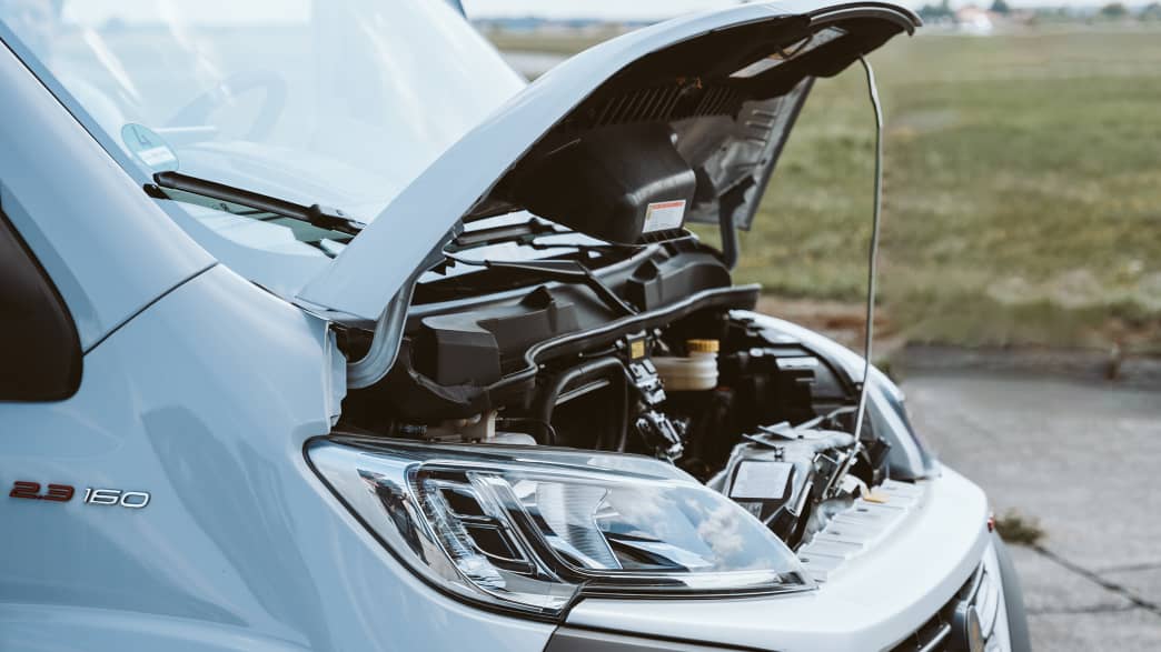 Geöffnete Motorhaube eines Campers