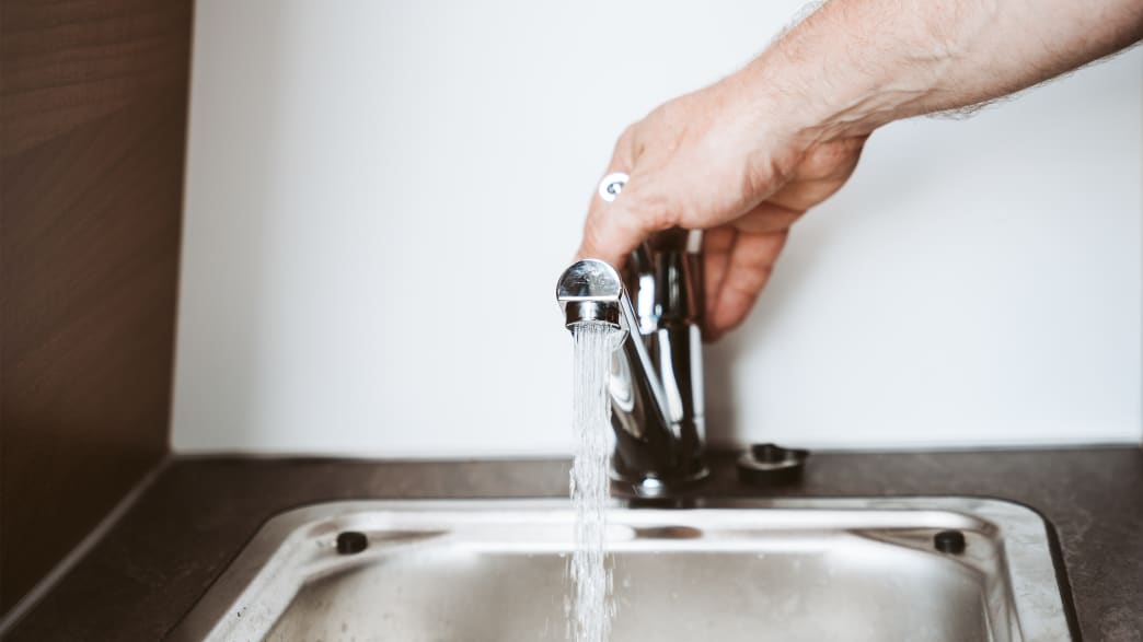 Es wird geprüft ob der Wasserhahn im Camper funktioniert