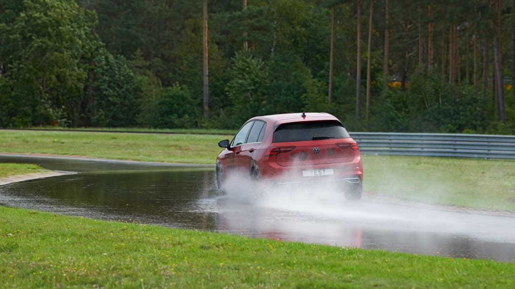 Heckansicht eines Autos auf der nassen Teststrecke beim ADAC Reifentest