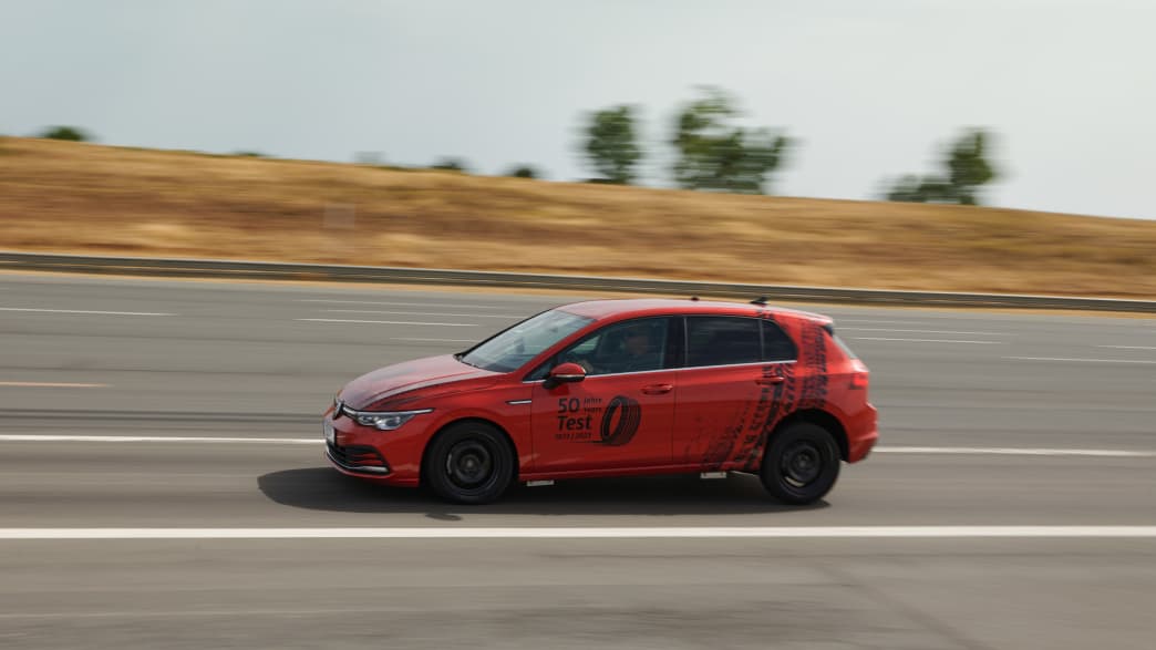 Seitenansicht eines fahrenden Autos beim ADAC Reifentest auf der Teststrecke in Rom