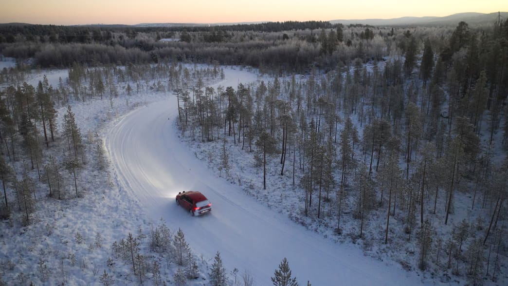 Ein Auto fährt auf der Reifenteststrecke in Ivalo in Finnland