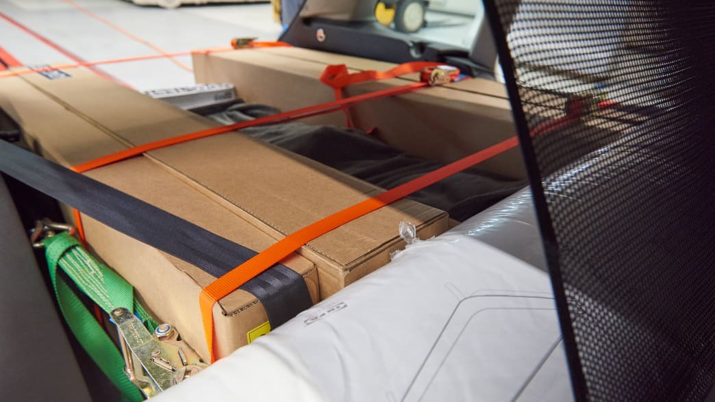 Gut gesicherte Ikea Artikel im Kofferraum eines Autos vor dem Crashtest Gepäcksicherung