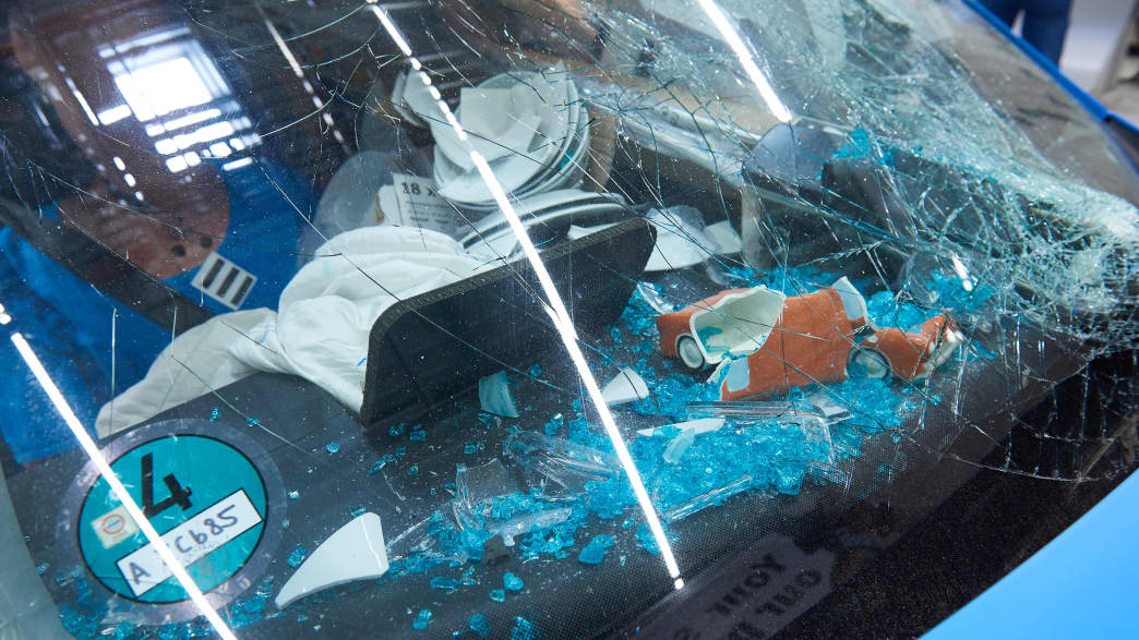 Ungesicherte Ikea-Artikel sind beim Crashtest Gepäcksicherung an die Windschutzscheibe geflogen.