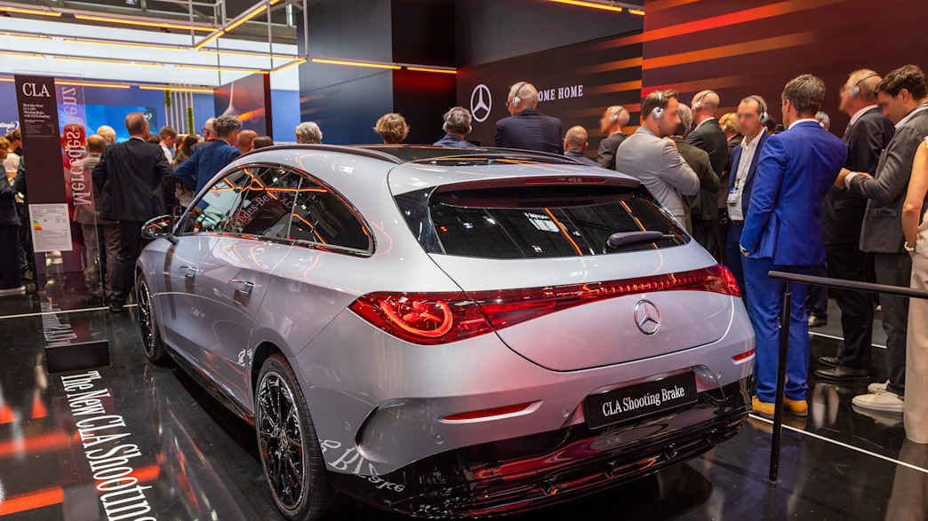 Heckansicht eines Mercedes CLA Shooting Brake auf der IAA 2025 in München.