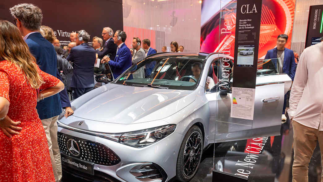 Frontansicht eines Mercedes CLA Shooting Brake auf der IAA 2025 in München.
