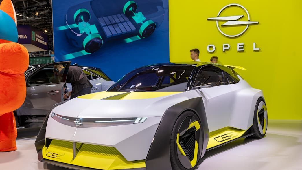 Frontansicht eines Opel Corsa Vision Gran Turismo auf der IAA 2025 in München.