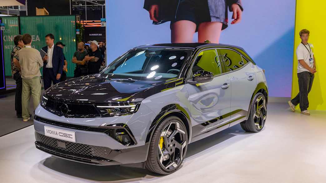 Frontansicht eines Opel Mokka GSE auf der IAA 2025 in München.