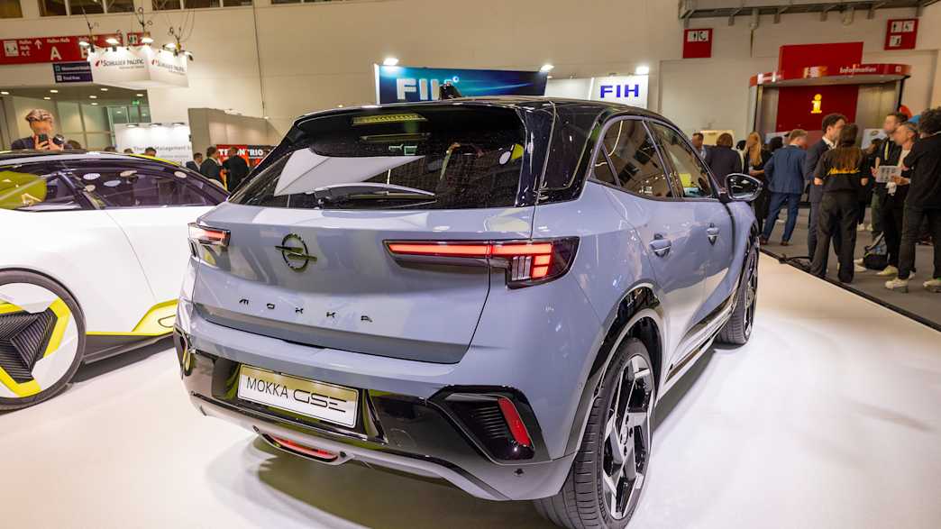 Heckansicht eines Opel Mokka GSE auf der IAA 2025 in München.