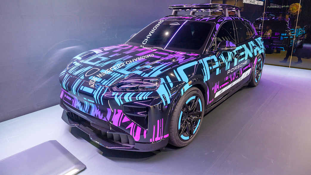 Frontansicht eines Porsche Cayenne auf der IAA 2025 in München.