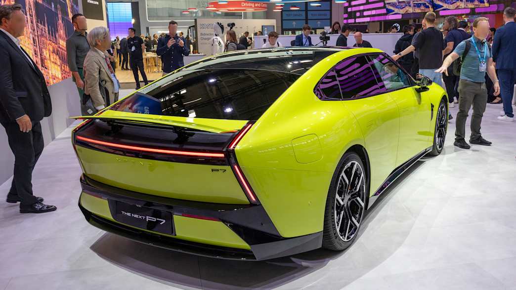 Heckansicht eines Xpeng P7 auf der IAA 2025 in München.