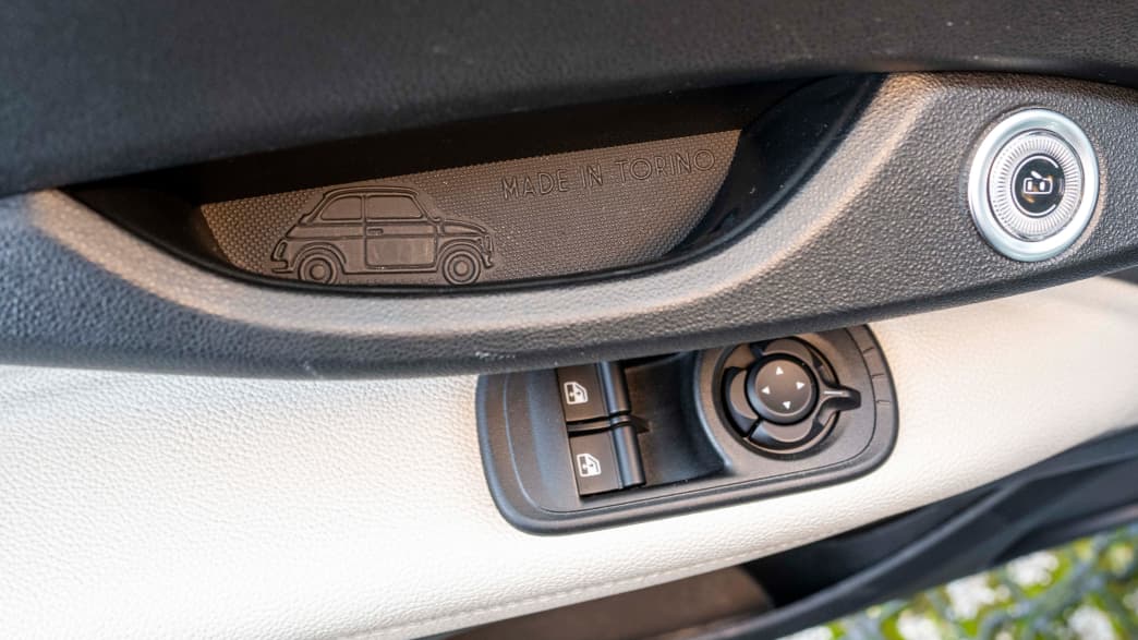 Detail in der Autotür des Fiat 500e