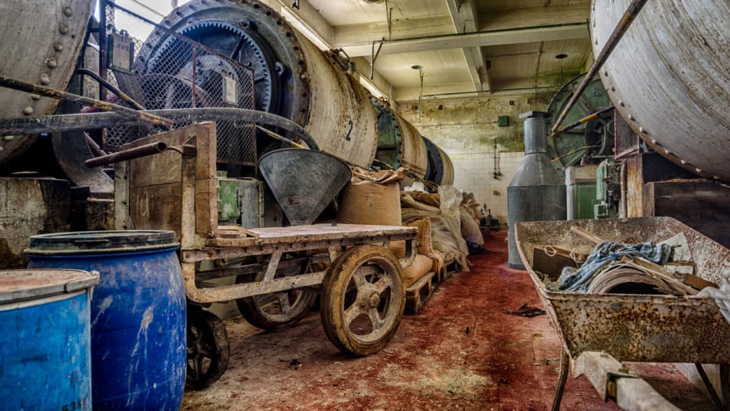 Halle einer verlassenen Porzellanfabrik