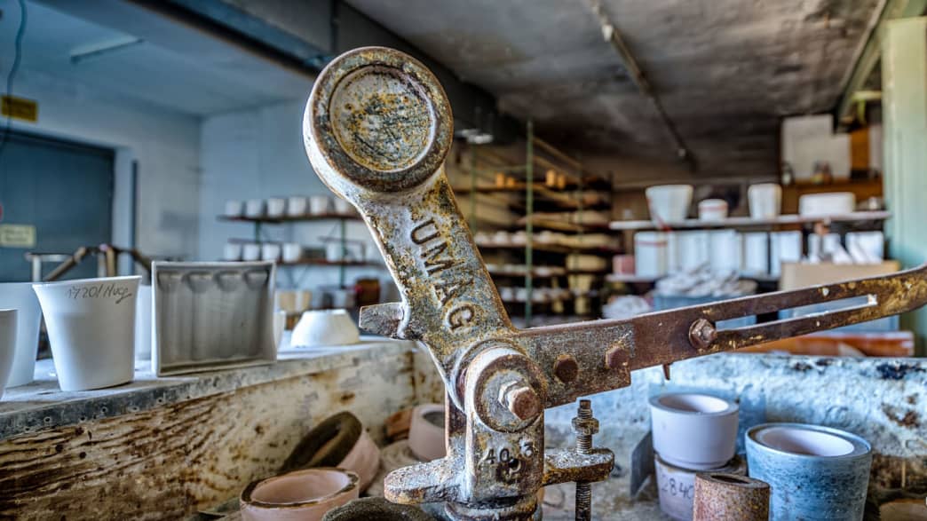 Nahaufnahme von einem alten Gerät in einer verlassenen  Porzellanfabrik