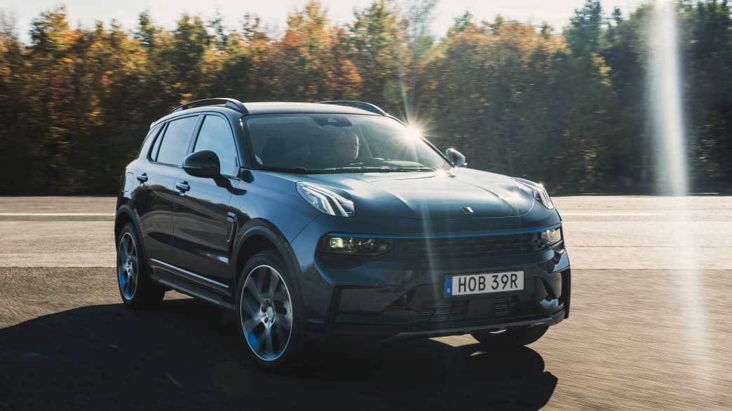 Frontansicht eines fahrenden Lynk & Co 01