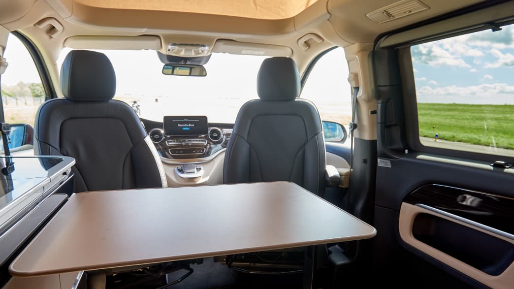 Dinette mit Tisch in einem Mercedes Marco Polo