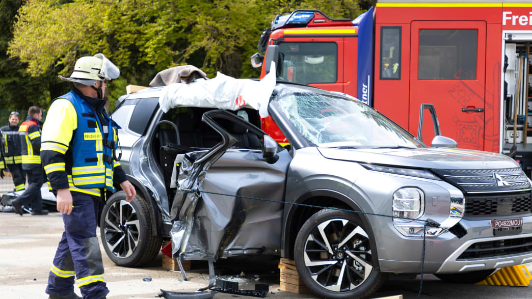 Ein Feuerwehmann begutachtet einen kauptten Mitsubishi beim NCAP24-Kongress in Penzing