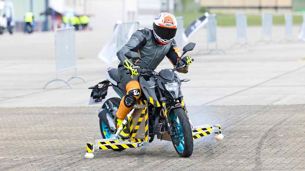 Ein Motorradfahrer beim Testen eines präperierten Motorrades  beim  NCAP24-Kongress in Penzing