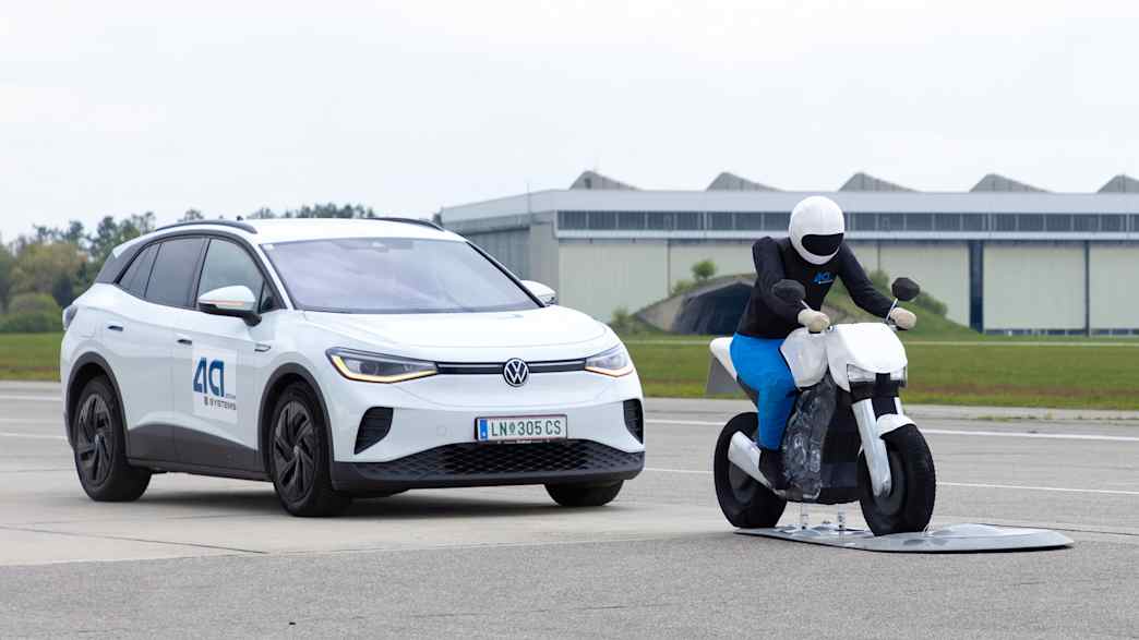 Ein VW Fährt auf einen Motorraddummy auf beim NCAP24-Kongress in Penzing